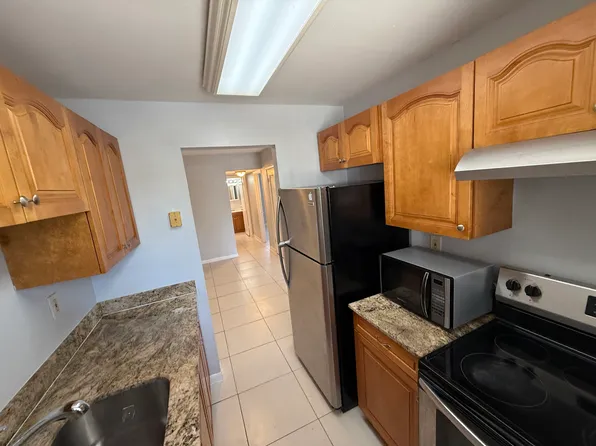 615 NE 10th St, Hallandale Beach, FL