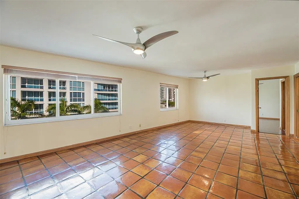 720 Bayshore Dr — Photo 2