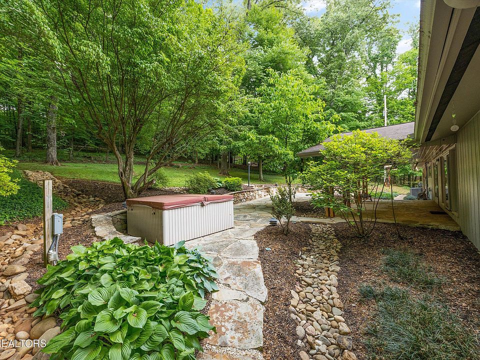 37th image of 3521 Montlake Dr