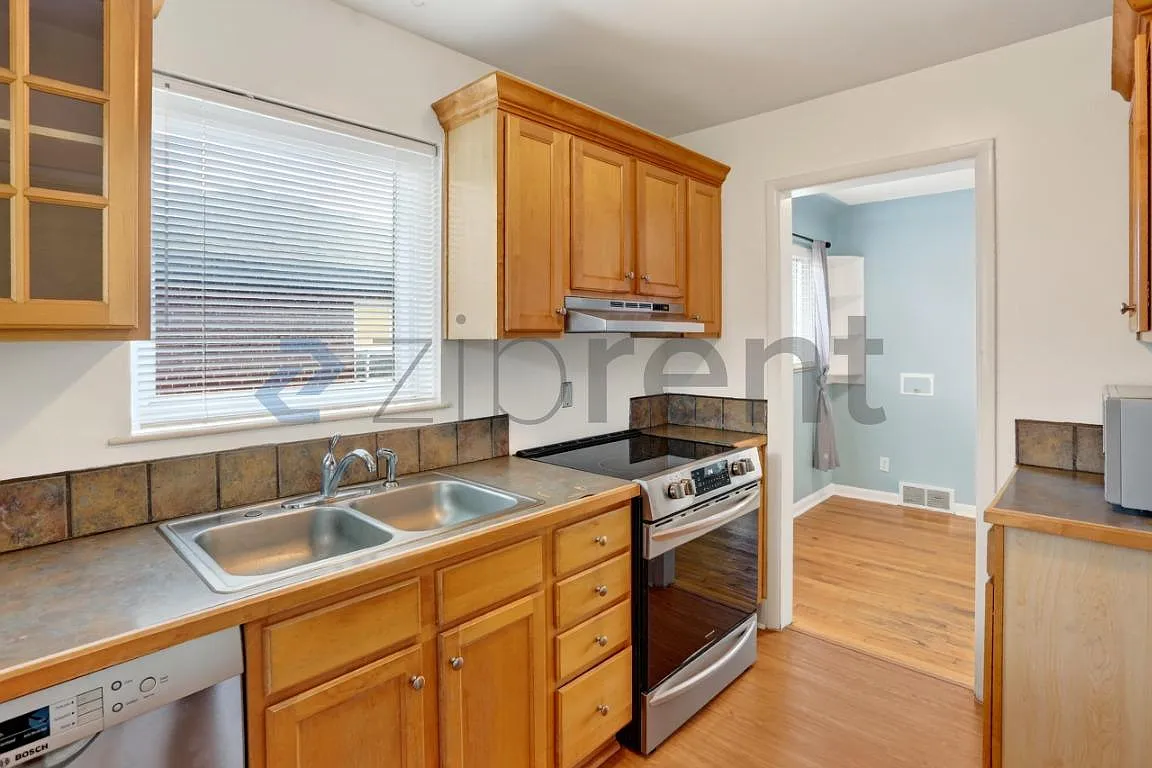 3 bed, 1500 sqft, $2,160 — Photo 2