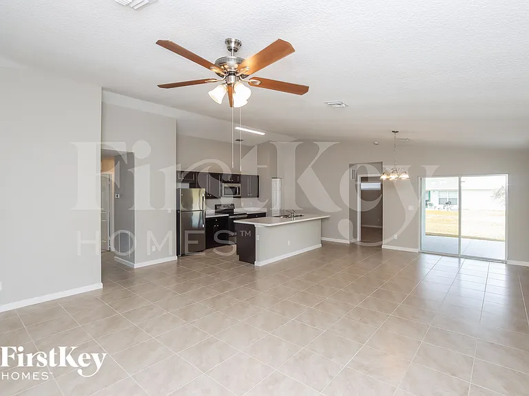 1000 Cranberry Rd SE — Photo 3