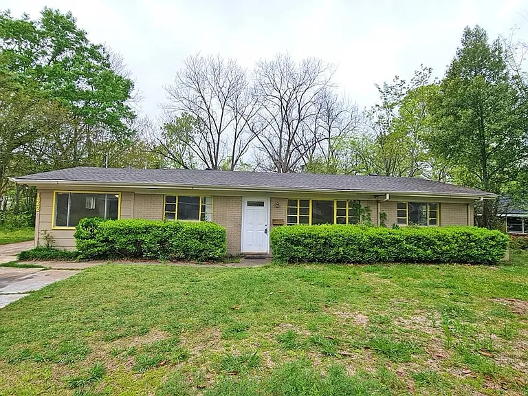 1220 Lynwood Dr — Photo 1