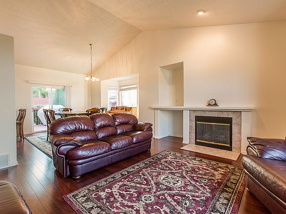 4th image of 10148 S Knox Ct