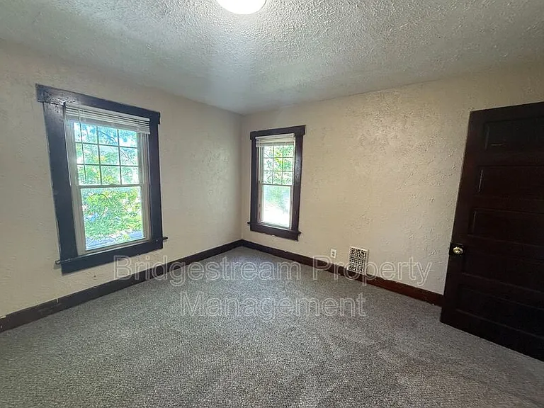 200 Hart St — Photo 8