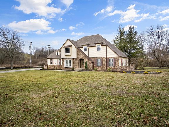 3rd image of 11 Lynnway Dr