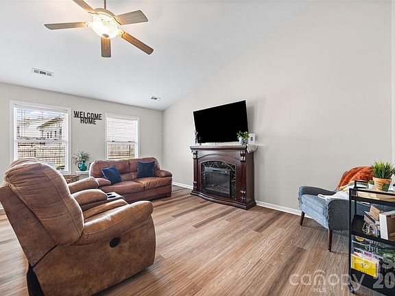 4th image of 145 Pheasant Ridge Cir