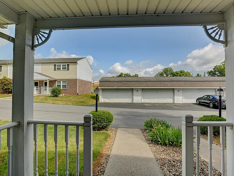 8 Devon Ct — Photo 3