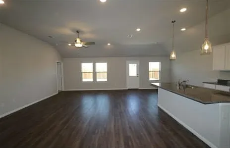 4 bed, 2106 sqft, $2,399 — Photo 2