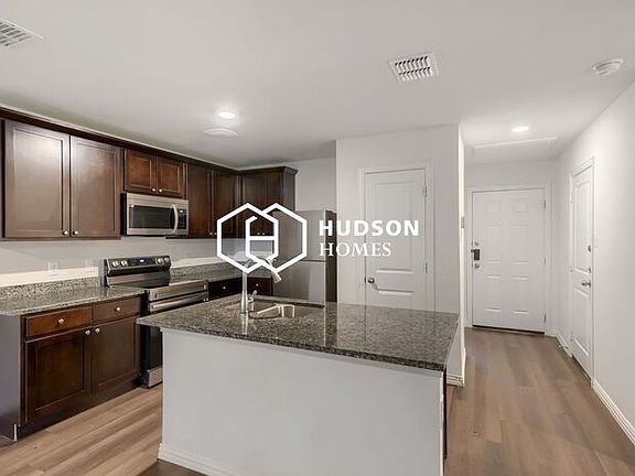 5th image of 2504 Lyle Ave