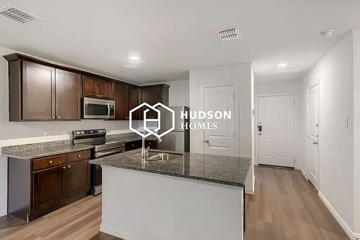 2504 Lyle Ave — Photo 5