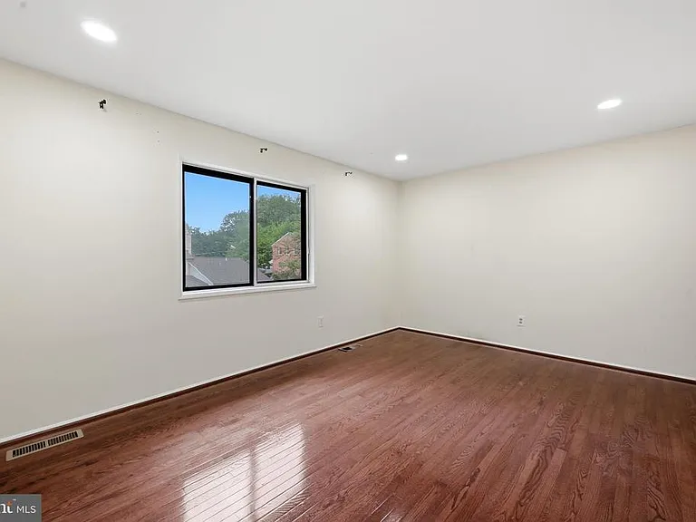 8811 Burbank Rd — Photo 31