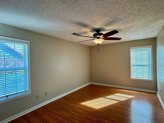 3rd image of 812 Beaver Rd