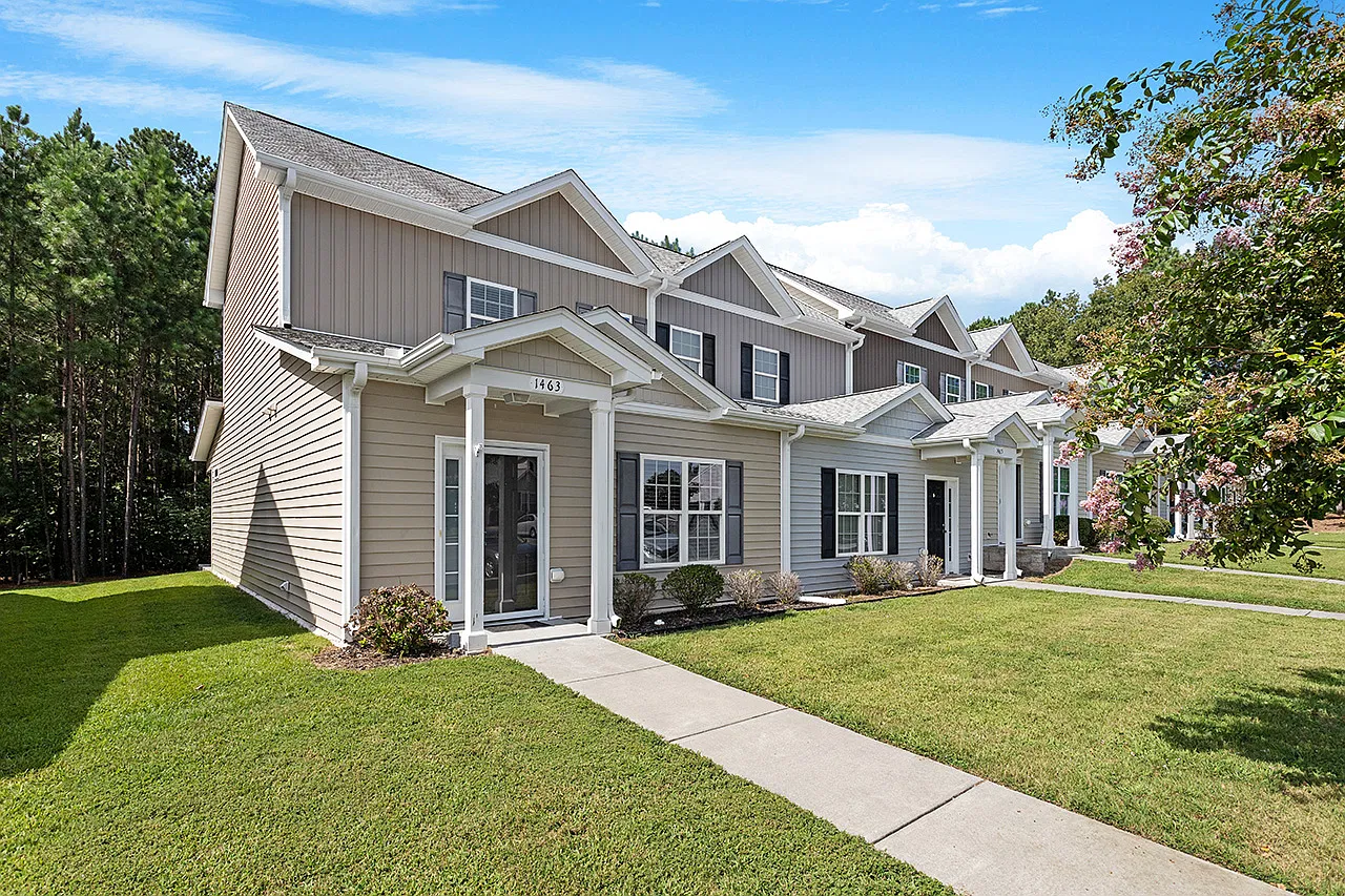 3 bed, 2.5 bath, 1437 sqft, $1,650 — Photo 3