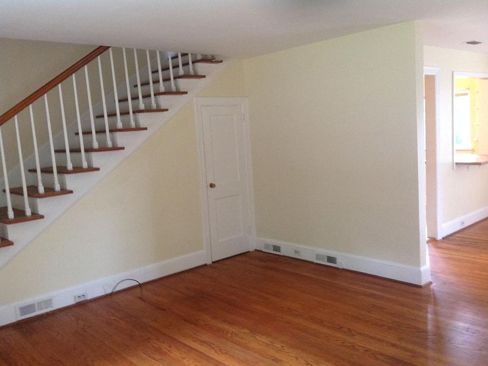 2nd image of 937 Henley Pl