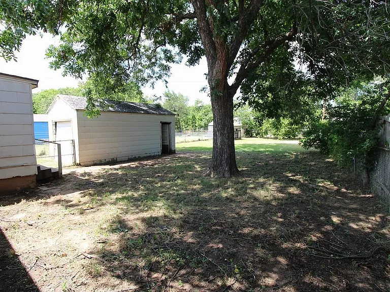 1640 Hawes Ave — Photo 17