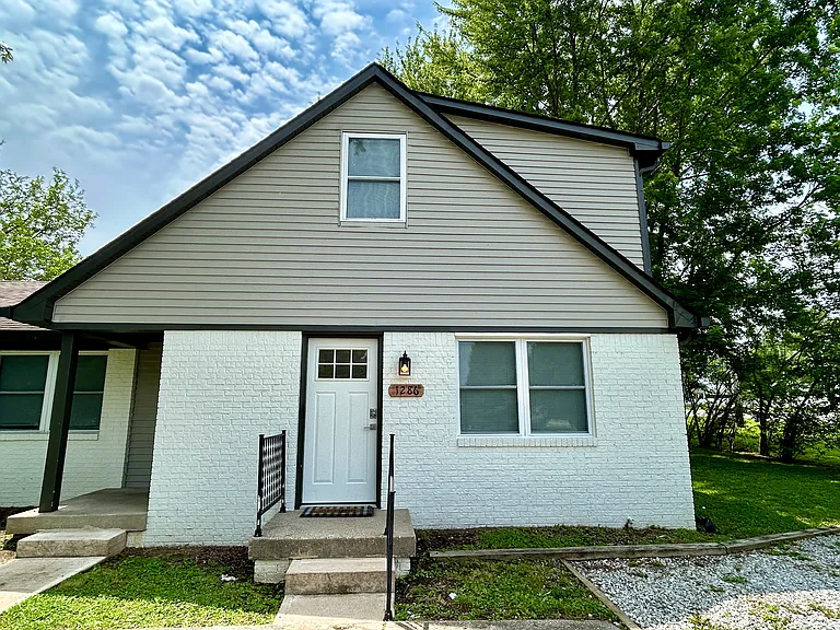 1286 Stonegate Rd — Photo 2