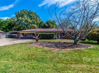 1348 Hidden Creek Cir, Hickory, NC 28602