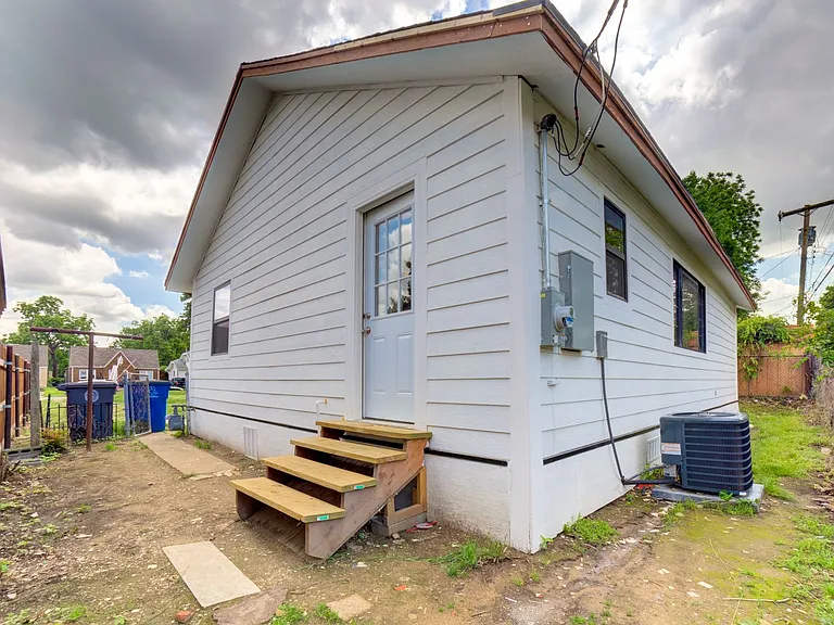 2319 E 13th St — Photo 14