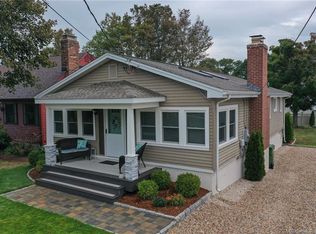 16 S Cove Rd, Old Saybrook, CT 06475