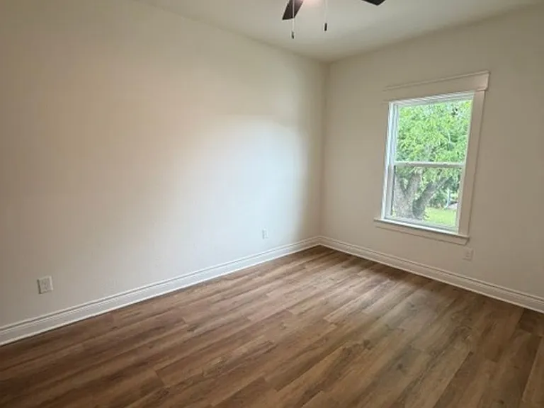 303 Live Oak St — Photo 4
