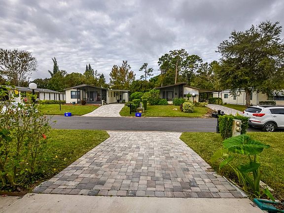 4th image of 15 Horseshoe Falls Dr