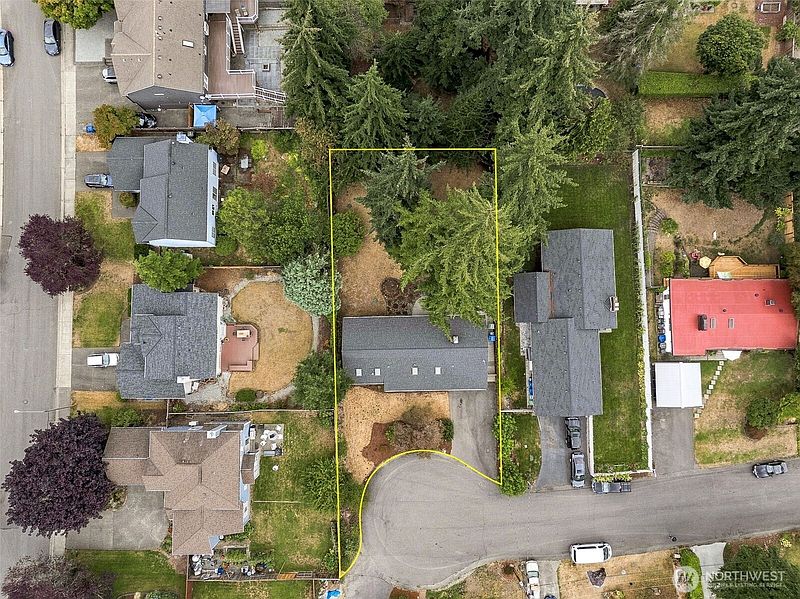3rd image of 612 S 195th Street