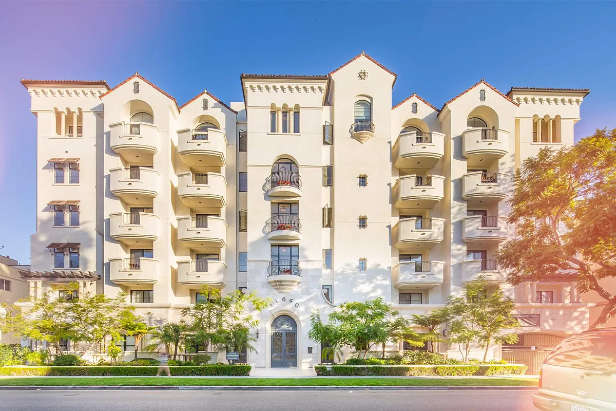Building Photo - Luxe Villas