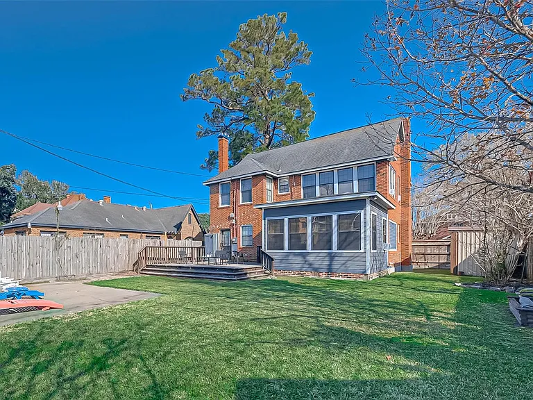 2412 Oakdale St — Photo 40
