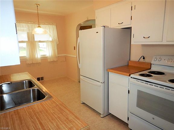 5th image of 8814 Pinegrove Ave