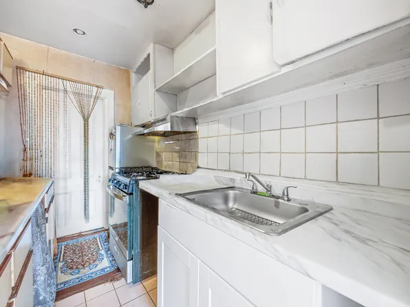 578 Bergen Street image 12 of 30