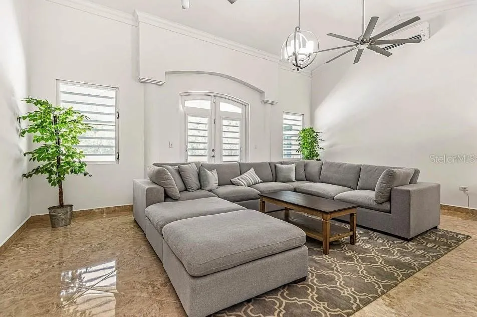 4 bed, 3.0 bath, 3800 sqft, $8,500 — Photo 3