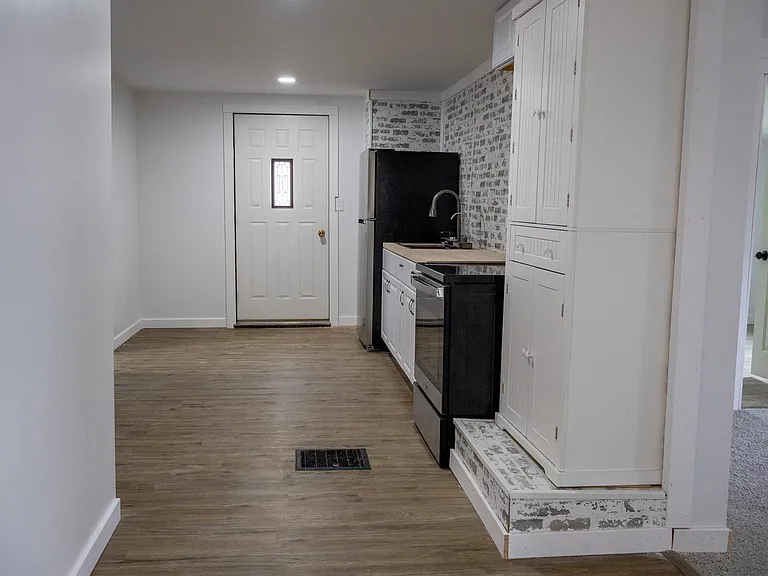 232 Howard St — Photo 4