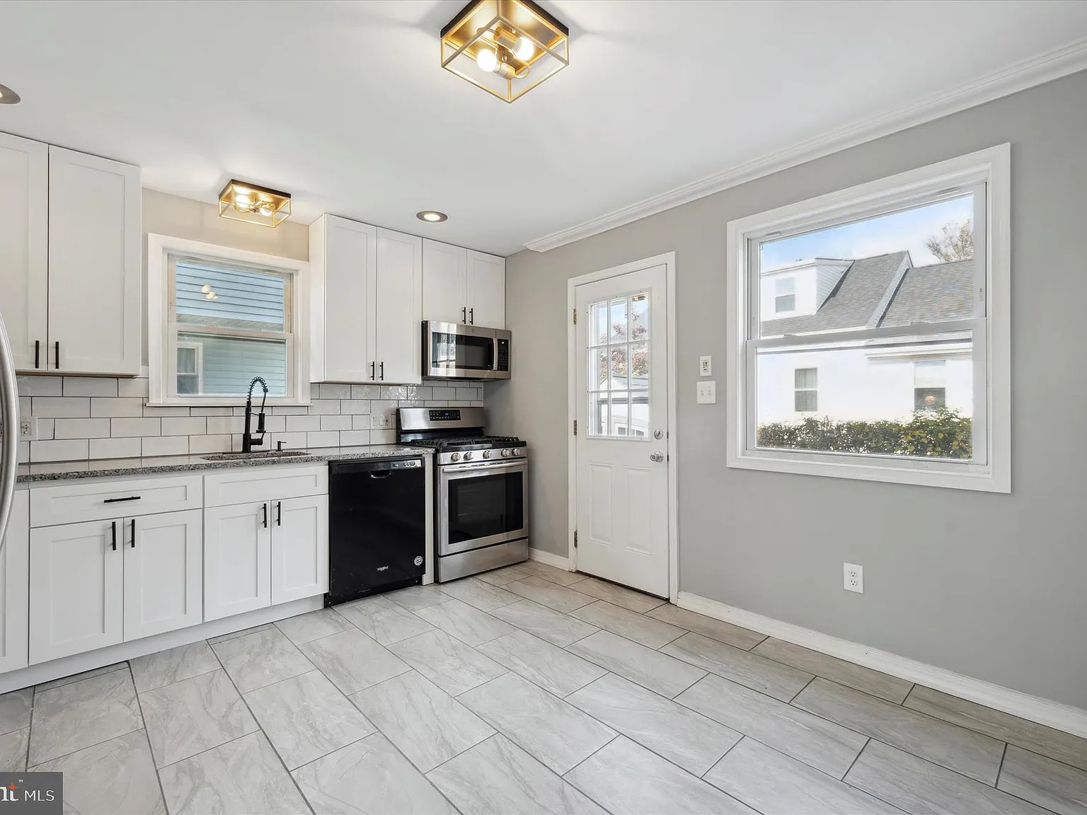 3 bed, 1.5 bath, 1307 sqft, $2,595 — Photo 3