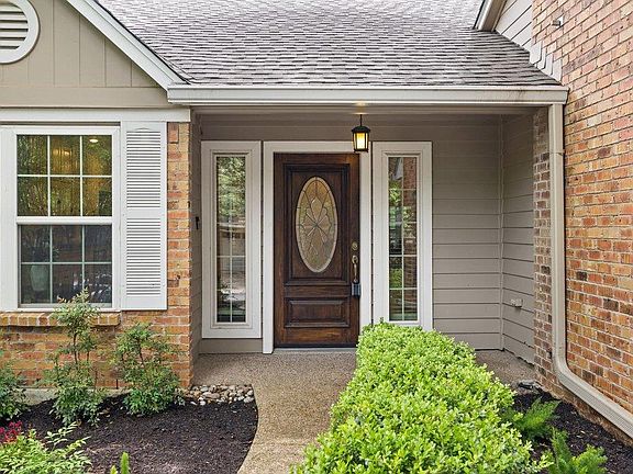 3rd image of 3815 Williamsburg Cir