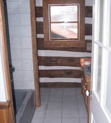 Full bath w/log exposure