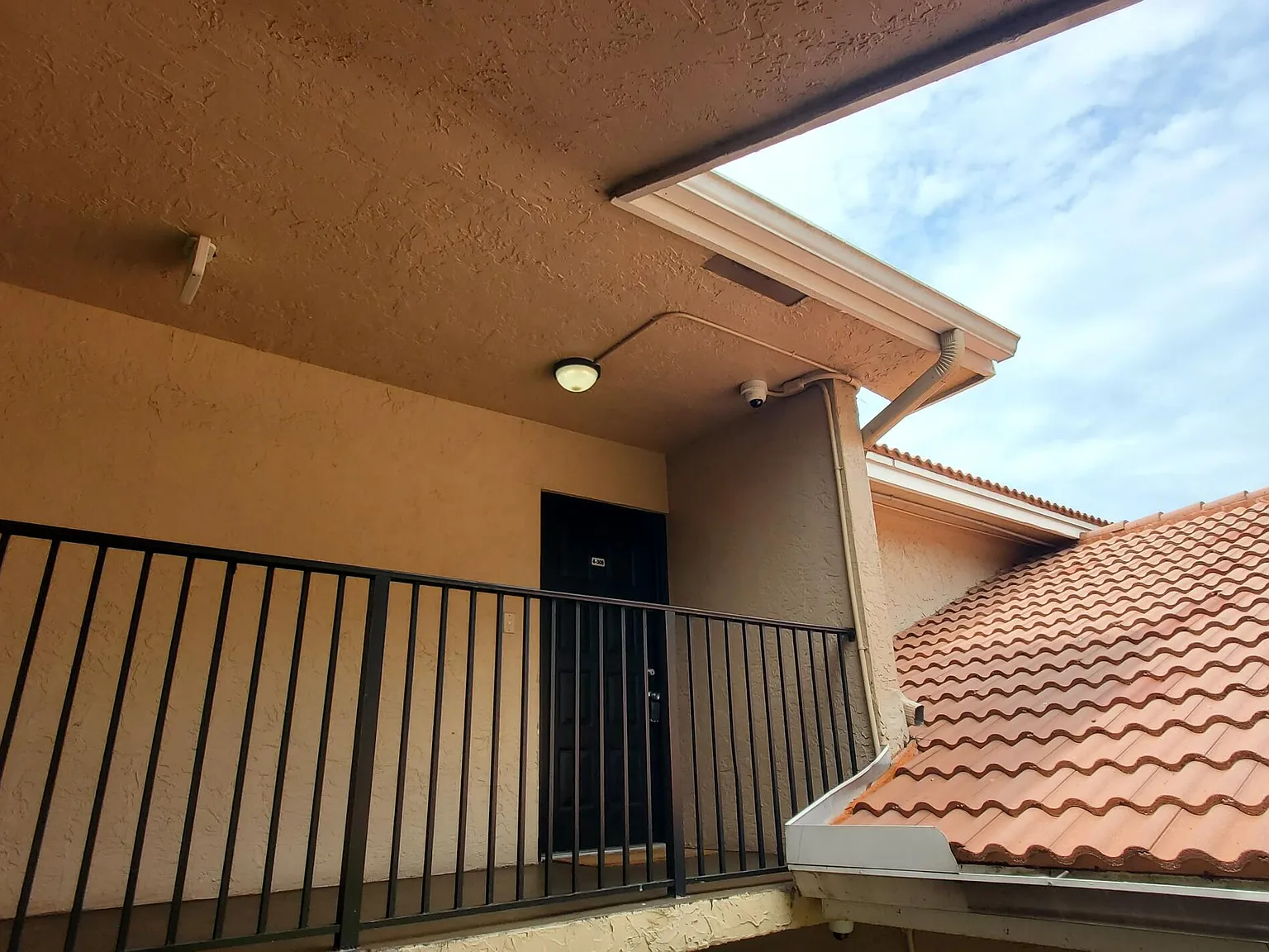 3 bed, 2.0 bath, 1166 sqft, $2,400 — Photo 4
