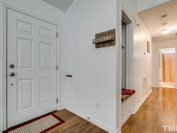3rd image of 104 Carriage Hill Dr