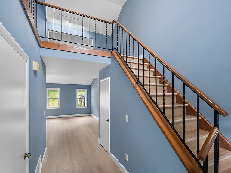 22 Lexington Dr — Photo 3