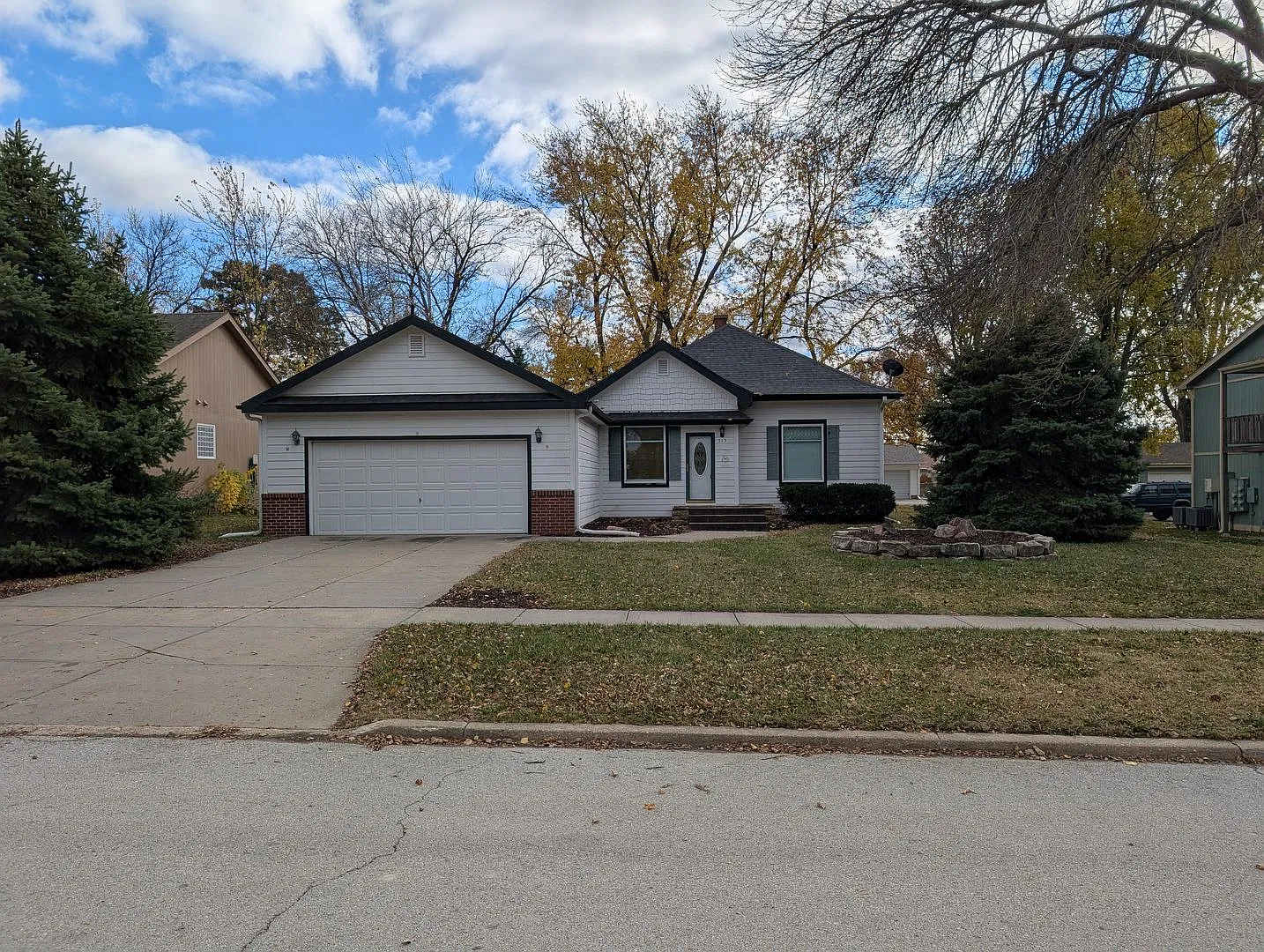 Spacious 3-Bedroom Ranch in the Heart of Growing Gretna — Photo 2