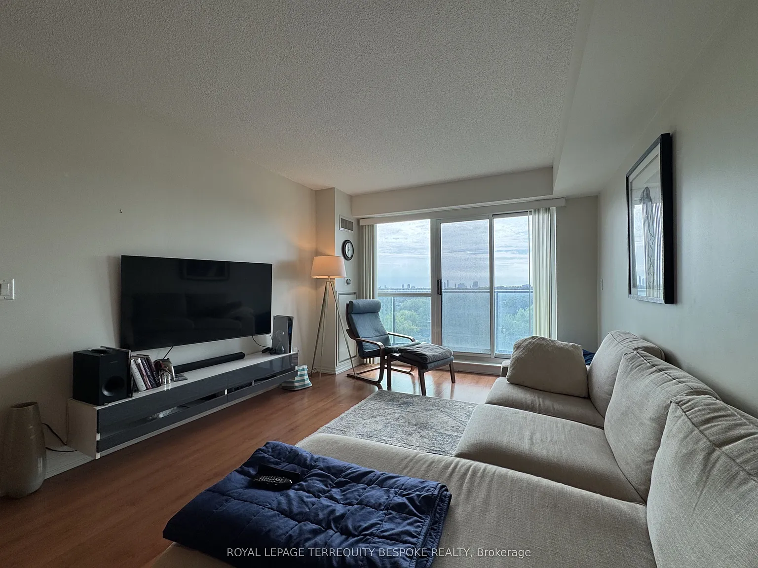 1403 Royal York Rd — Photo 4