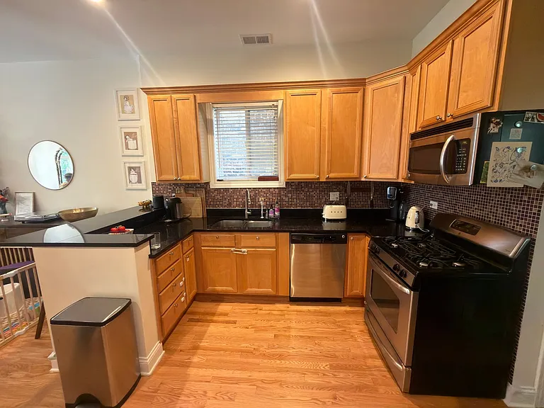 1508 W Erie St #2 — Photo 6