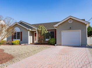 121 Inboard Ave, Manahawkin, NJ 08050