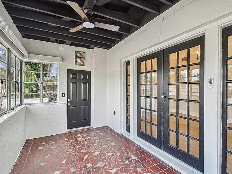2102 W La Salle St — Photo 59