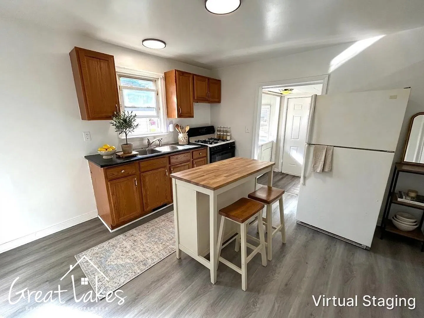 Charming 2 Bedroom 1 Bathroom now available for rent — Photo 3