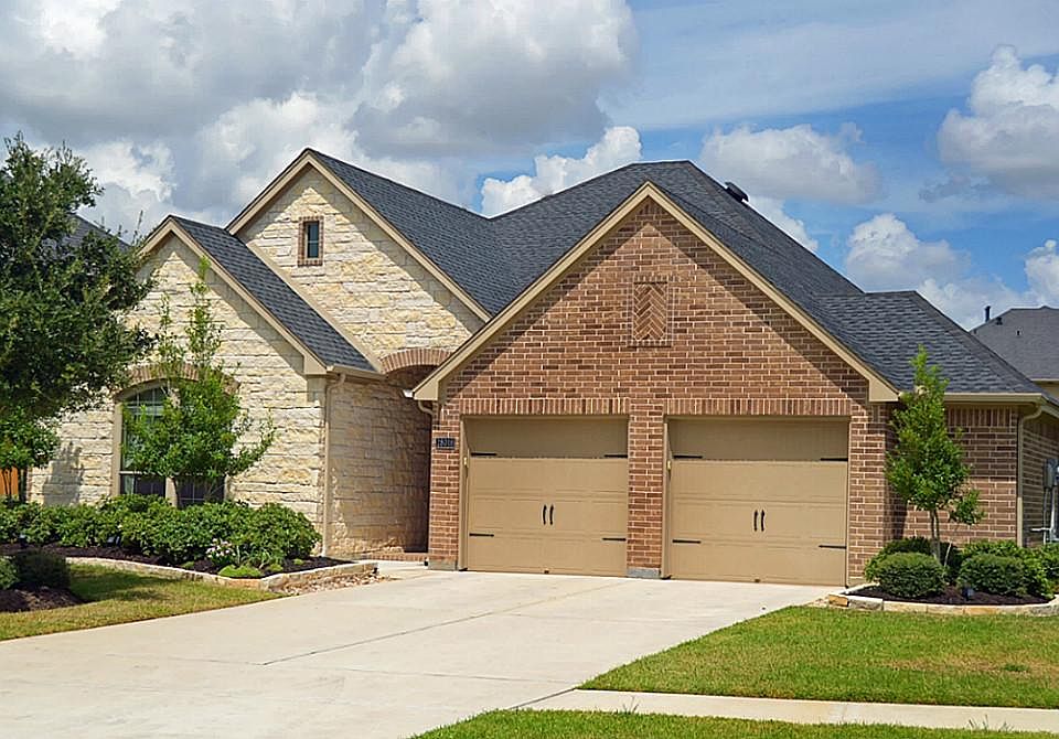 Tucked into the heart of Cross Creek Ranch and located on a quiet street is where you'll find this l