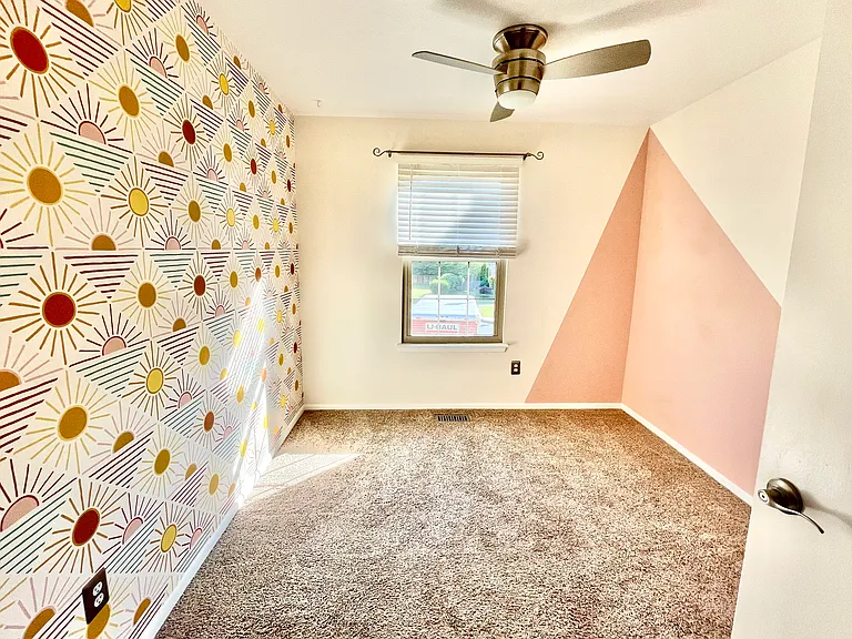 Additional bedroom with single closet