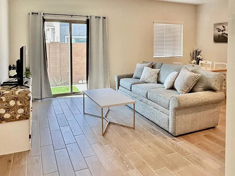 7508 S 75th Dr — Photo 4