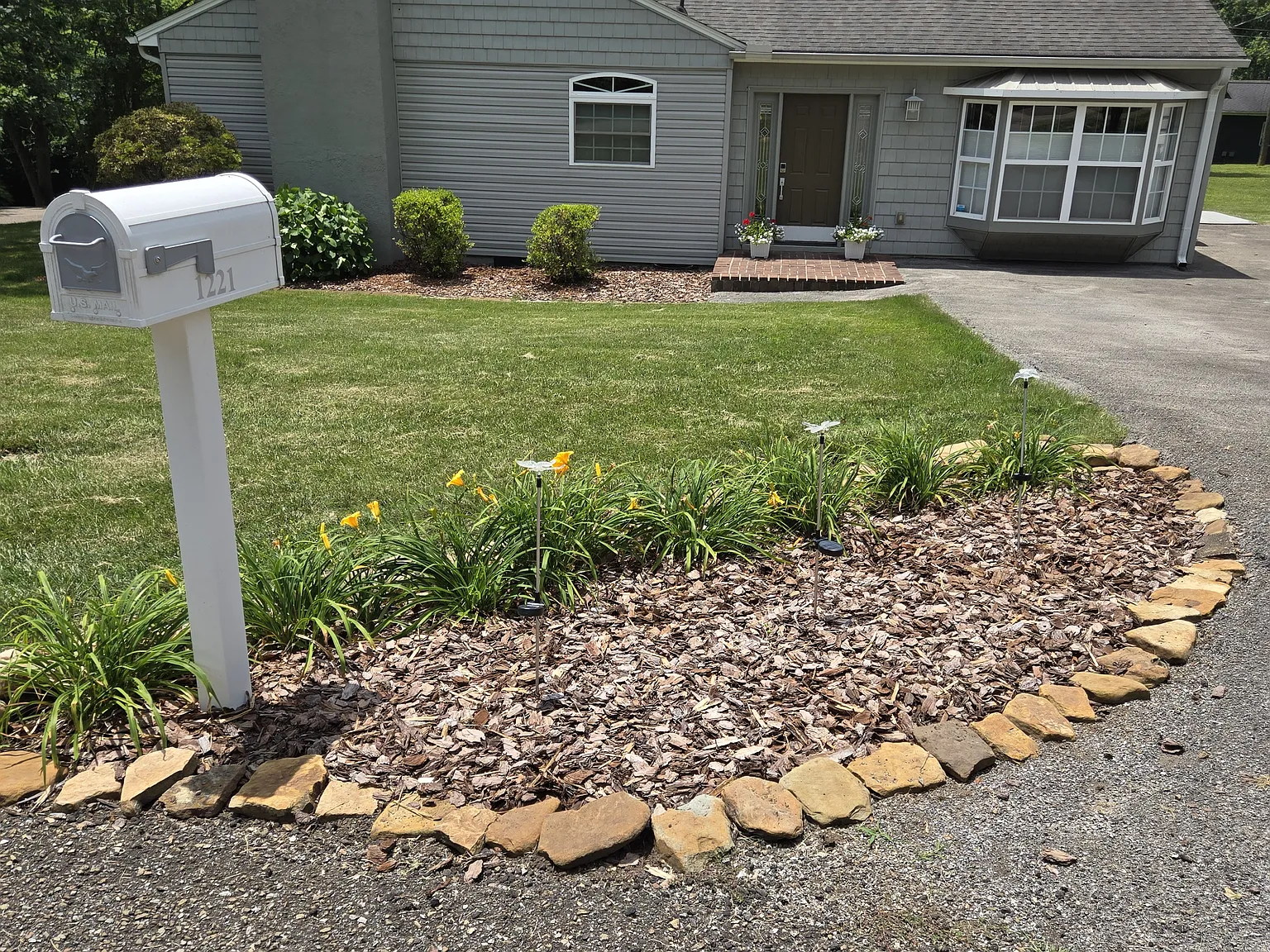 1221 Bradford Ln — Photo 2