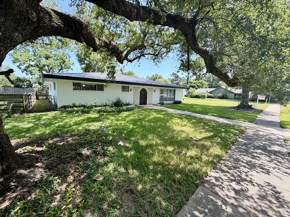1st image of 315 University Dr