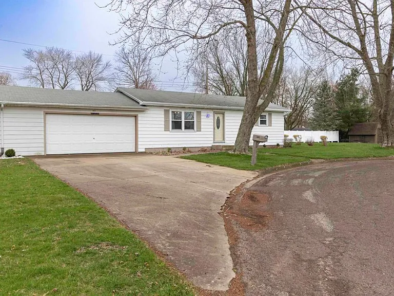 602 Maple Ct — Photo 1
